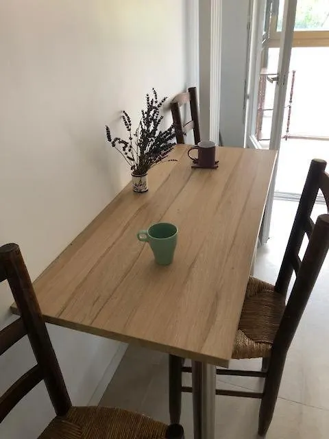Appartement Pour 6 Personnes A Proximite De La Gare Sncf Toulon 0*,  France